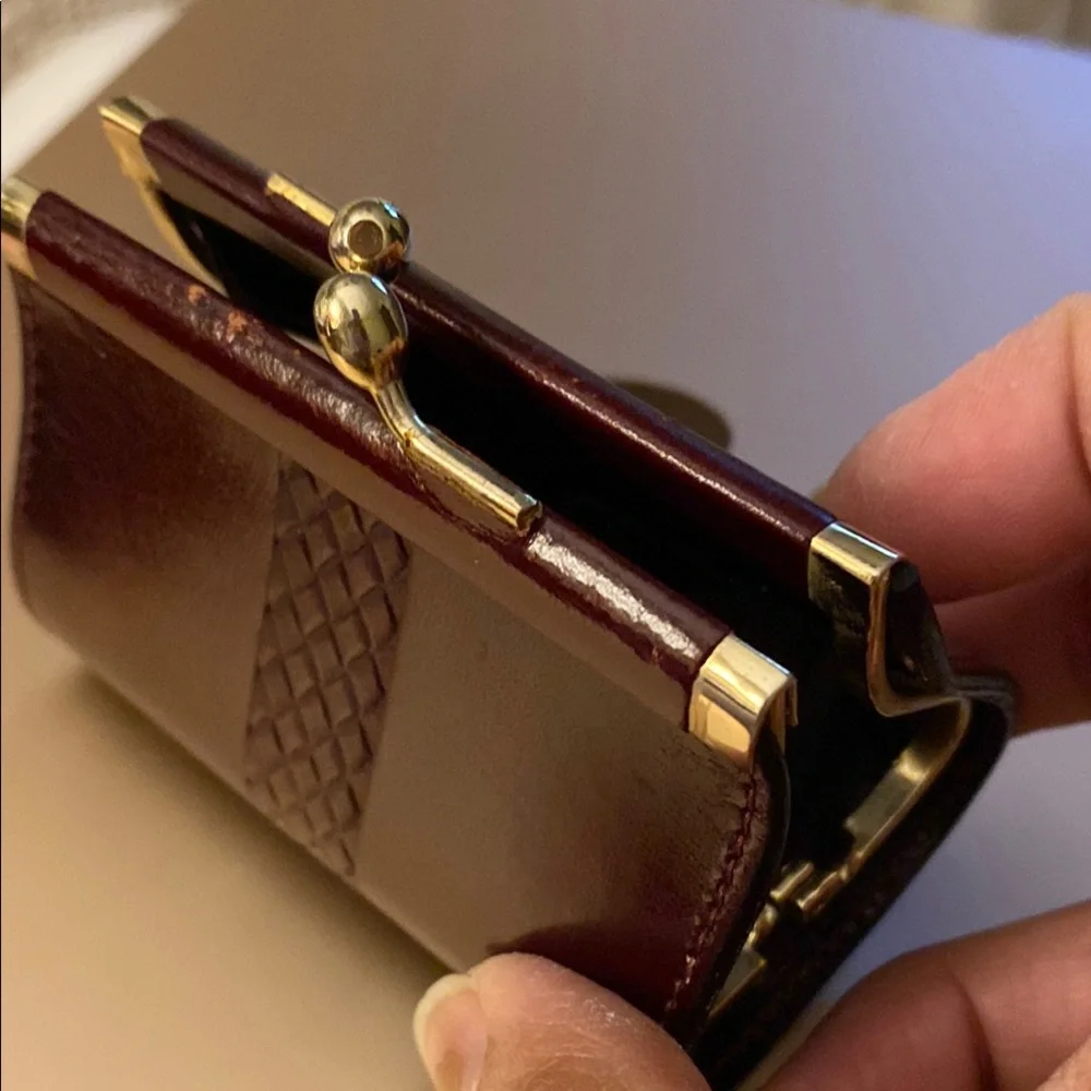 Elegant Brown Leather Coin Purse with Gold Accents. Vintage - Picture 3 of 9